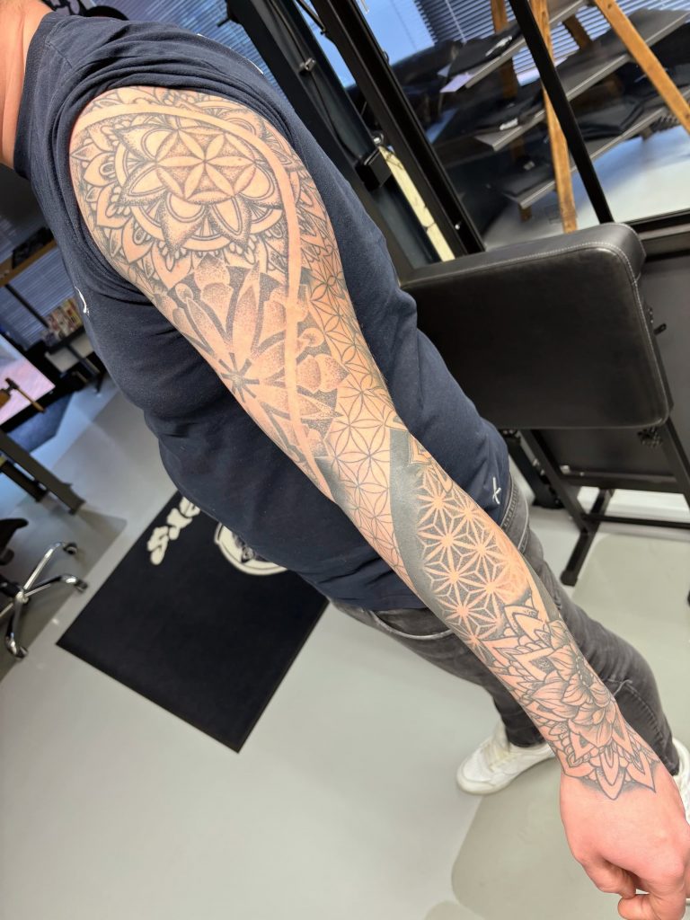 Color For Sinners – Tätowierstudio in Ulm – Mandala Sleeve